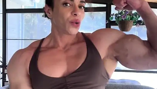 Curlyfitqueen hakimiyeti durdurulamaz tutkuya ateş ediyor