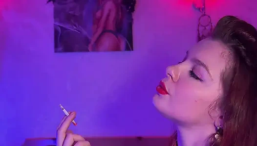 Wenn du es magst, zuzusehen, wie sich die Lippen einer Frau um eine Zigarette schließen, wirst du dieses Video lieben