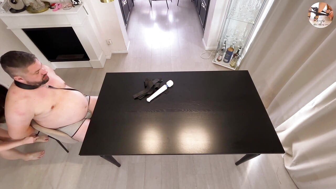 Накарах робския ми съпруг да ми изяде путката и да ме гледа как си мастурбирам