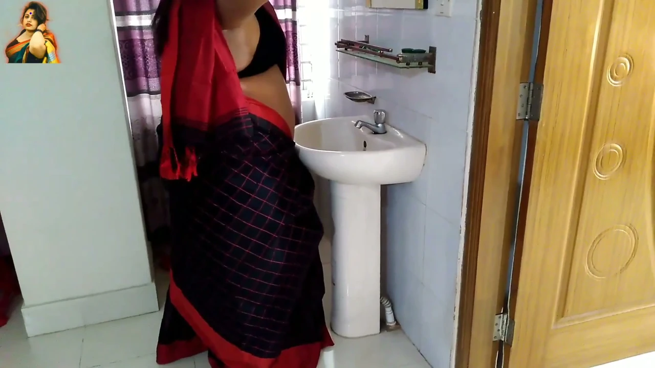 Pakistanlı seksi teyze aynanın önünde duruyor ve saçı bir araya geldi ve sonra bir adam sevgililer gününde onu sikiyor