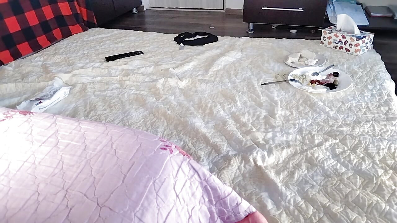 Amateur mom eats breakfast in the bedroom naked. Sexy brunette doing naked chores around the house.