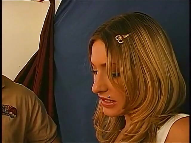 Młoda pożądliwa blondynka jest gotowa do zabawy ze sprzedawcą sklepu z filmami dla dorosłych, aby uzyskać kilka gorących nowych płyt DVD