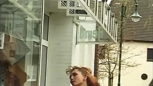 Kızıl saçlı kadın sert yarağı götüne sokuyor