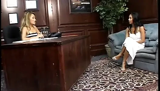 Muhteşem tatlı kızlar 69 pozisyonunda birbirlerinin amlarını yalıyor