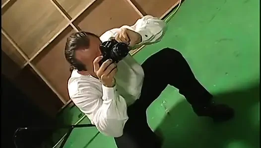 Muhteşem sıkı genç sarışın kanepede sikiliyor, yüze boşalma alıyor