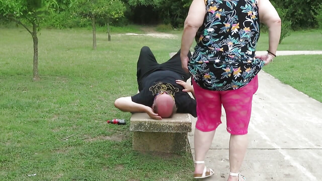 私のピンクのレースに座っている公園のベンチの顔