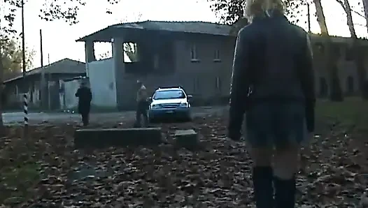 Sarışın küçük memeler ağzında büyük penisi seviyor