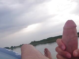 Mia moglie masturba il mio cazzo con un lieto fine in una barca gonfiabile sul lago