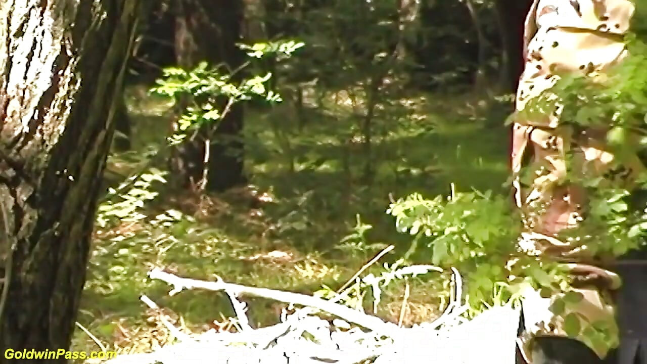 O mamă sexy extrem de grasă futută în pădure
