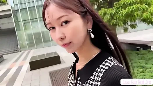 Si cantik tinggi 170cm dengan gaya sempurna, tubuh fleksibel menciptakan pose unik yang mengarah ke dalam momen creampie yang intens pertama