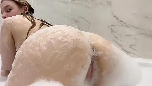 Сквиртую и мастурбирую в ванной с большим количеством круглой ванной