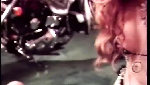 Jordan lee si cewek nakal dengan sepeda motor lagi nungging dan memeknya dientot dari belakang