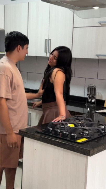 Delicious white ass was resting in my kitchen and I cum in the | Clip 1