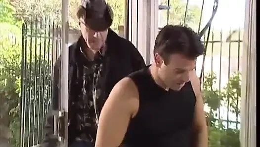 Salacious esmer hatun Renee Pornero bir iki kuryesini seçemiyor ve ikisini de randevuya davet ediyor