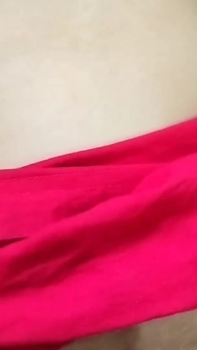 Zapanjujući trenutak iz filma "Lokalna žena dijeli svoju pičku koristeći mobitel (službeni video Villagesex91)"