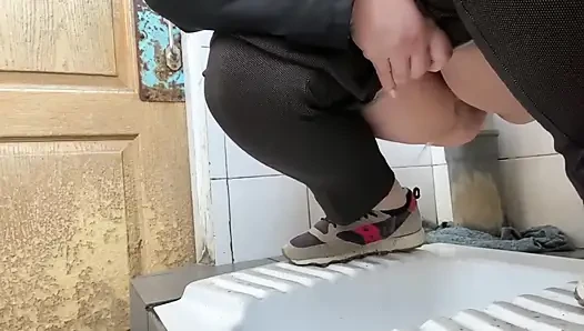 Reifes Urinieren in der öffentlichen Toilette im Krankenhaus