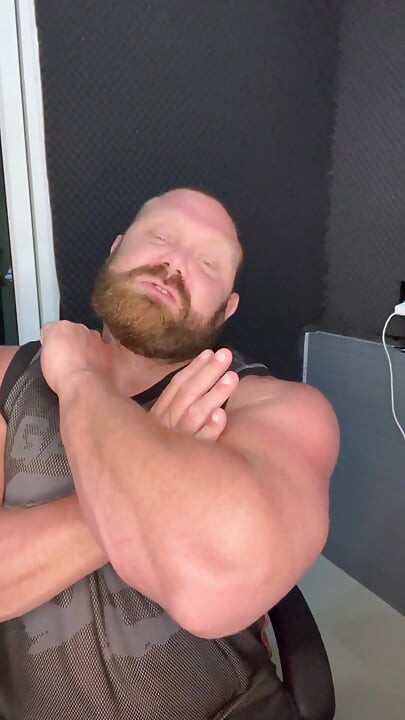 Muscle Ddy Catches You Perving