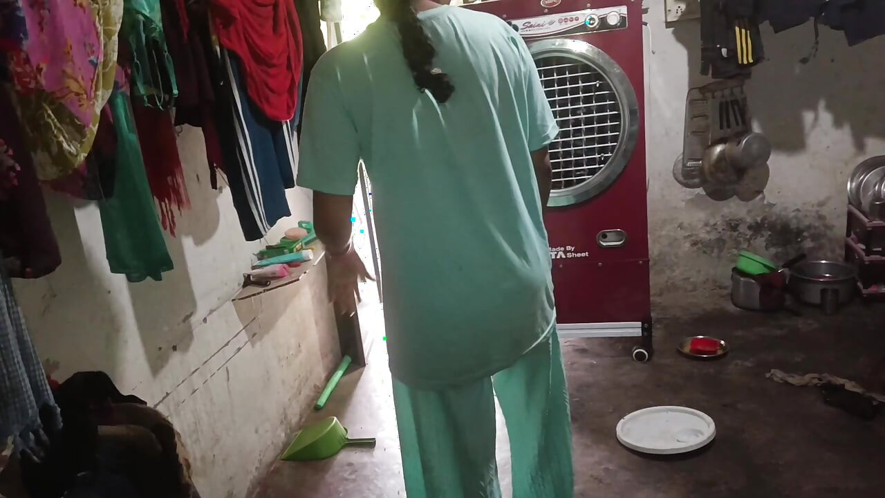 In the kitchen, water was taken out of penis, showing big boobs and Hindi audio best handjob.