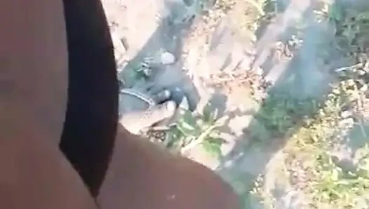 Afrikalı amatör açık havada süt püskürtüyor