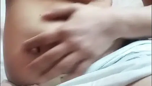 Dever kayıt seksi yenge amını ve seksi vücudunu parmaklıyor