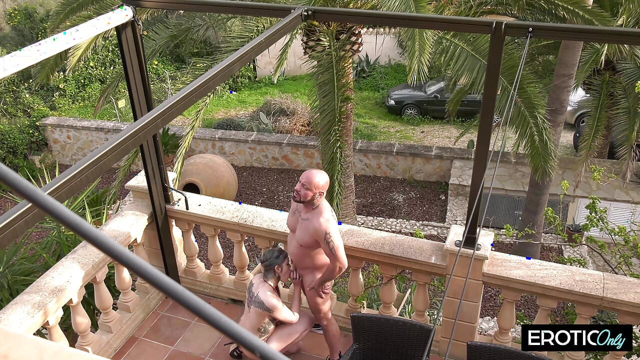 إنها شيء مميز ويسمح له فقط برؤيتها عارية
