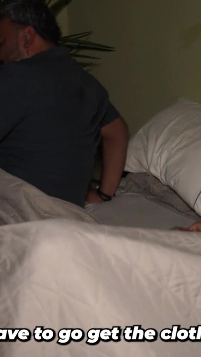 Nie pozwól im nas zobaczyć! - Szwagier uprawia seks w tym samym pokoju co napalony mąż | Klip 2