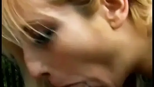 Güzel yaşlı sarışın ona tükürene kadar yaraklı bir yarağı memnun ediyor