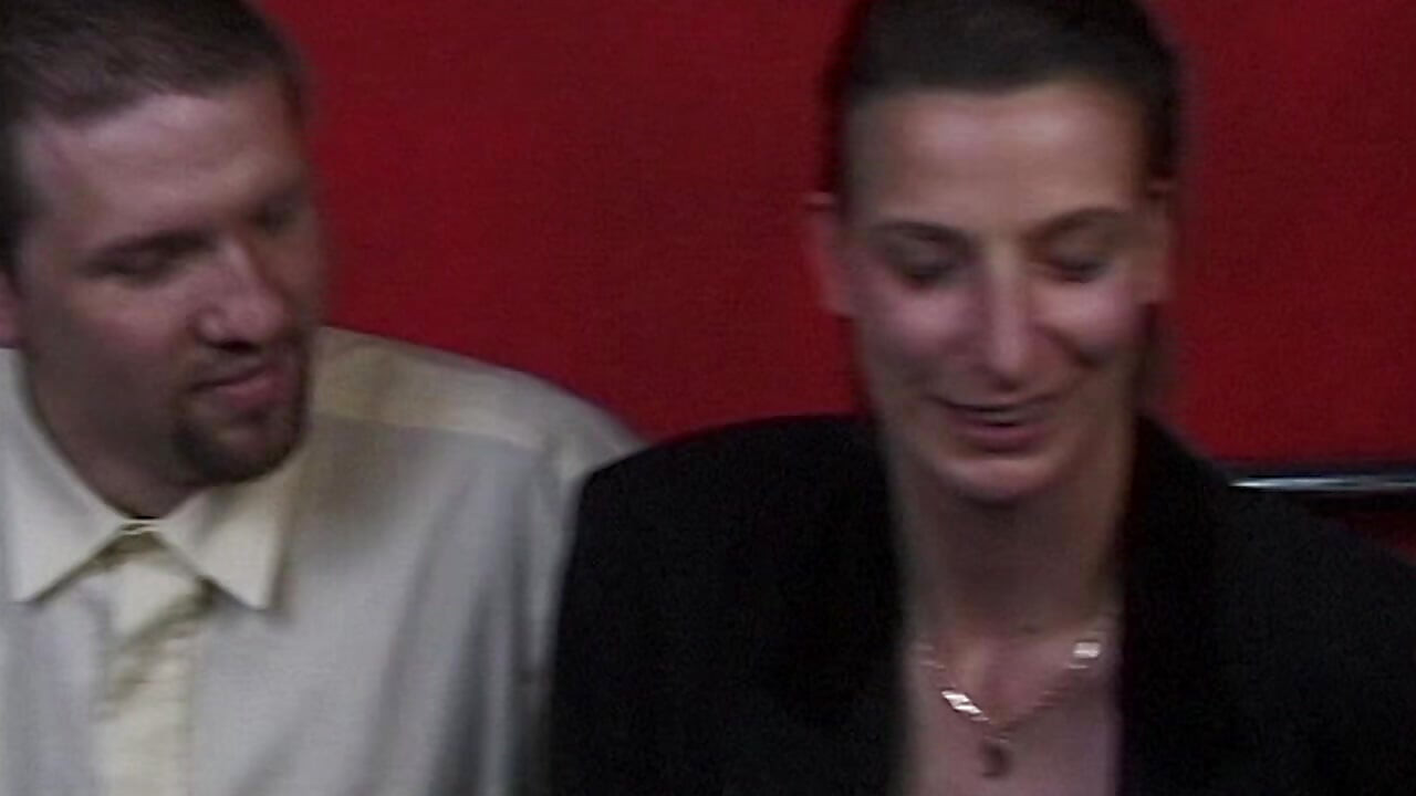 Reife brünette schließt sich jungem paar für wilden dreierfick an