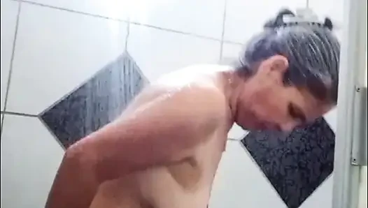Duşta oynuyor