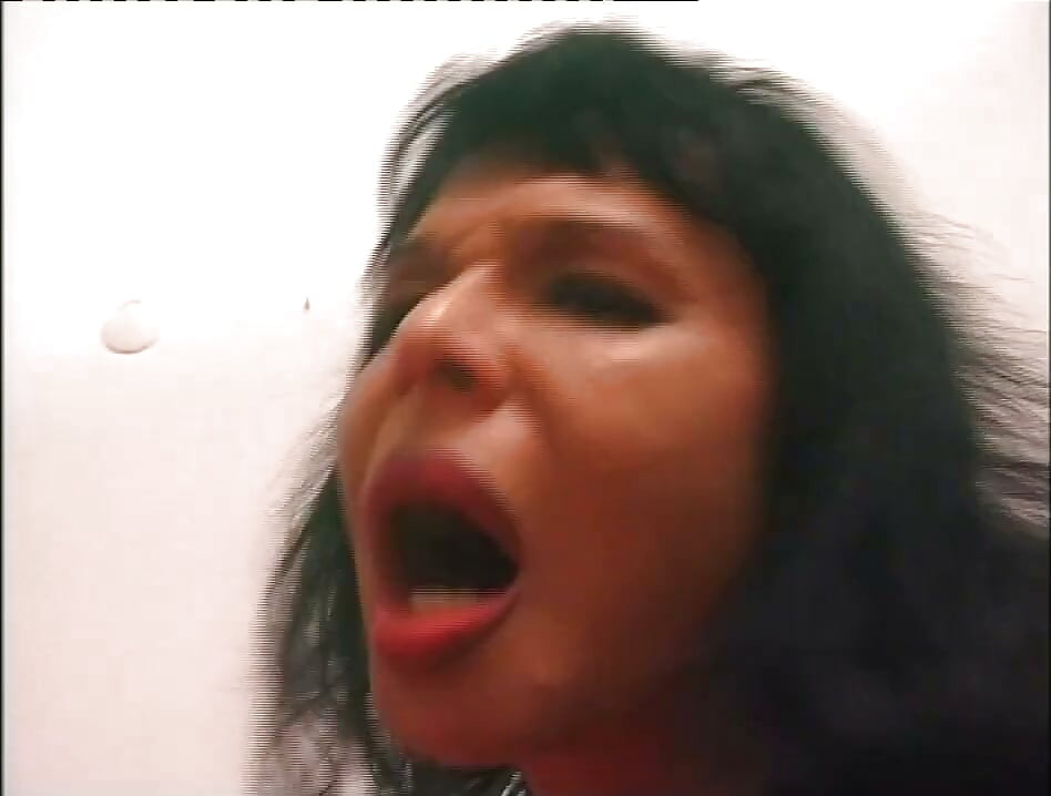 Peituda preta transsexual fodendo o vibrador brincando