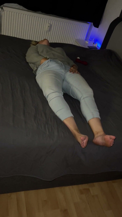 Multiple orgasms foreplay on the bed, let fantasies play, drive Clyde crazy and get even as a result, wet pants tremble | Clip 1