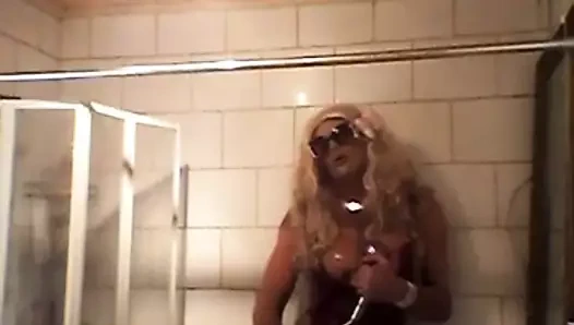 Sarahfiore трахает пальцами