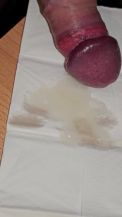 Schizzi di sperma sul 😍 tavolo