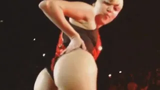 Miley Cyrus показывает свою задницу