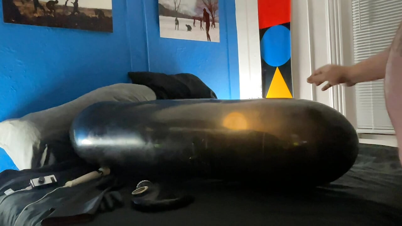 Kalçalı çizmeli tombul tombul lastik ayı patlayana kadar büyük balonla