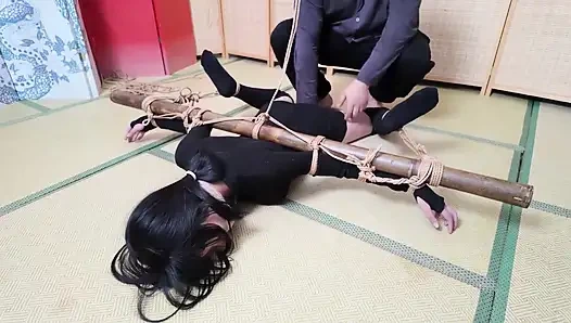 Xr40-seorang gadis dengan stoking hitam diikat ke salib