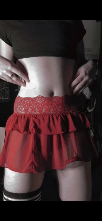 Amatir crossdressing trans remaja strip untuk kamera