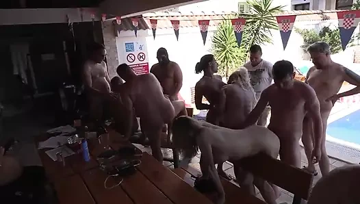 Огромный гэнгбэнг в Хорватии в бассейне, часть 2