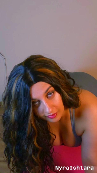 Spor salonu kızı yoga minderinde kalçalarını sallıyor