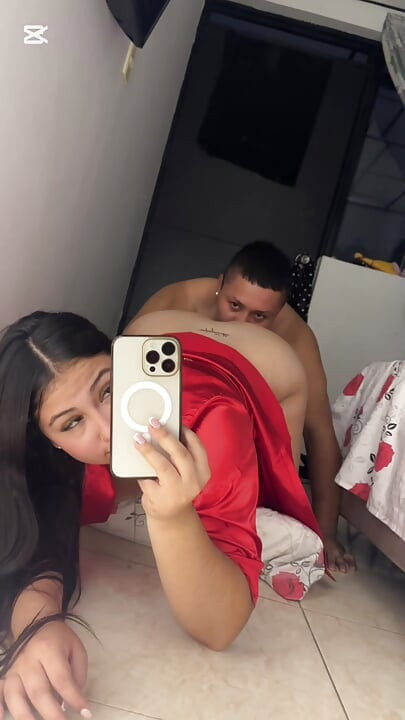 Meine stiefschwester bittet mich um hilfe beim erstellen von inhalten und wir nehmen es am ende