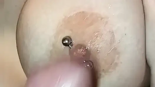 Spermaspritzen auf nippel