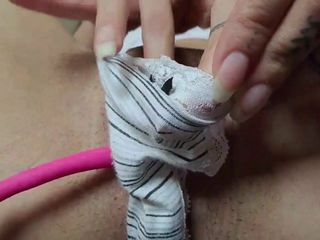 裸体女人在她的阴户上使用振动器