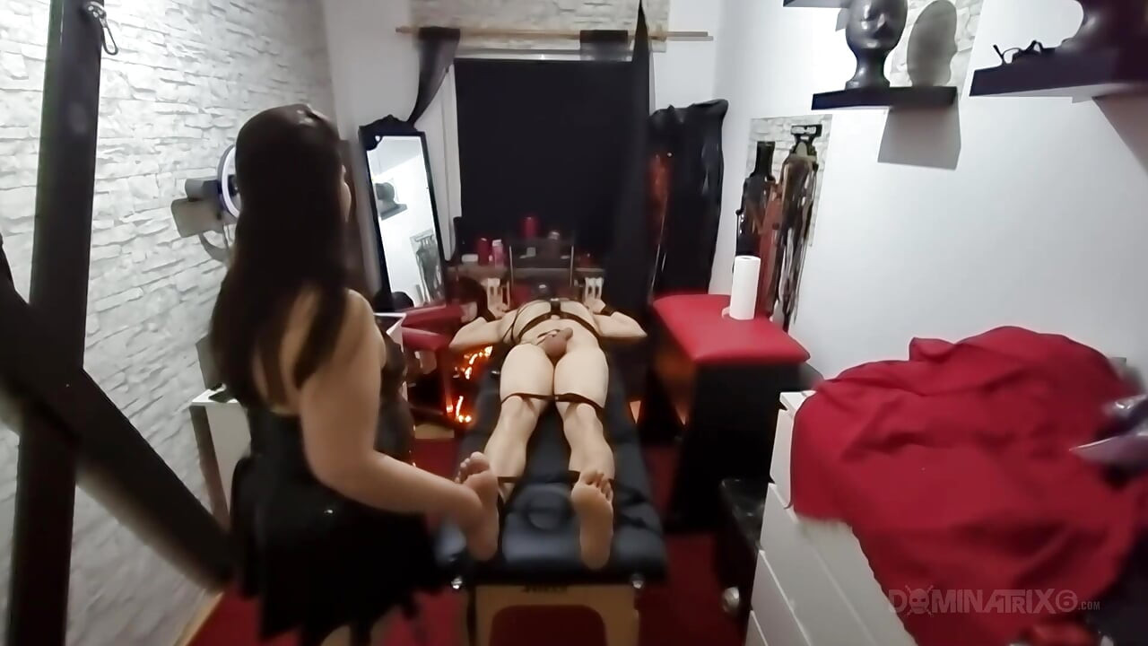 มัดตูดผู้ใหญ่ยืดกว้างโดยของเล่น Dominatrix
