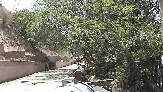 Brunette beauty membantu pria yang terluka untuk pulih