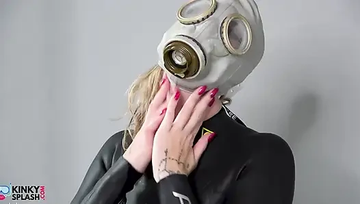 Lucy lagi bugil pakai masker gas dengan stoking tembus pandang & tarian sperma