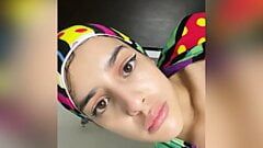 Menina árabe muçulmana com hijab no ânus com pau extra longo