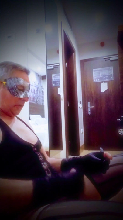 Uzbudljiv trenutak iz "Kurvinskog transvestita za tate u hotelskoj sobi"