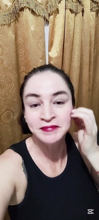 Zgodna milfa pokazuje svoje ogromne sise i dlakavu pičku