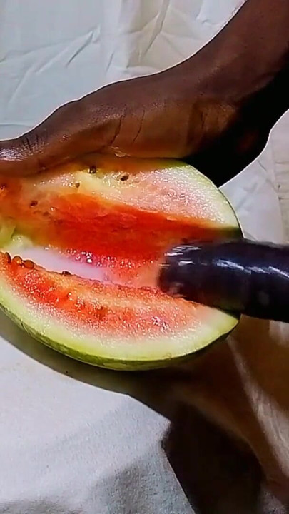 Мъжко мастурбиране порно, използвайки сладка диня като мокра путка. Чуках и се наслаждавах, докато гледах гореща женска путка, докато не свърших | Клип 1