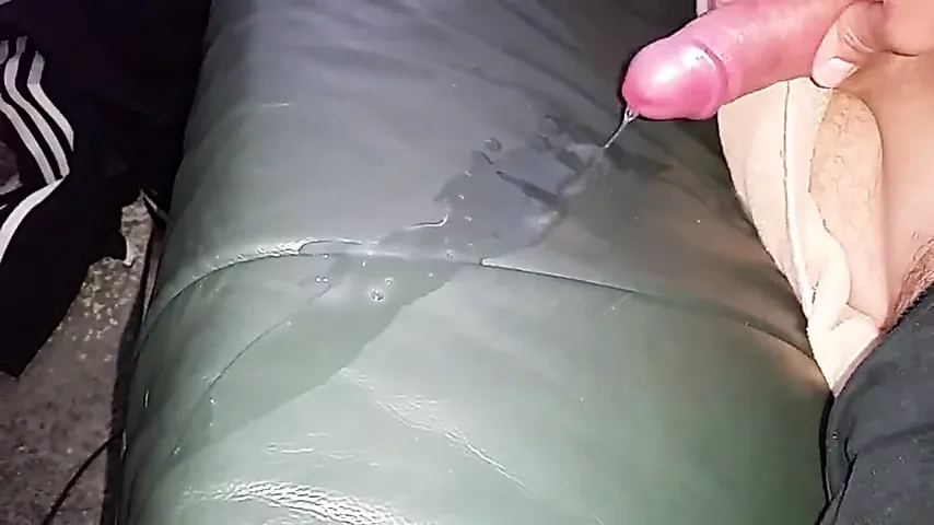 소파에서 원치 않는 정액